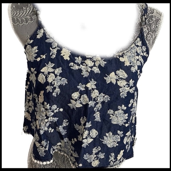 Design Lab top with Pom Poms women’s medium - Picture 2 of 5